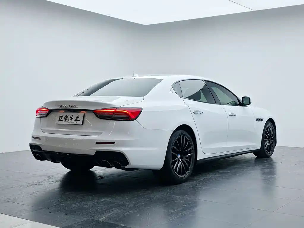 Maserati Quattroporte 2015 — фото 29