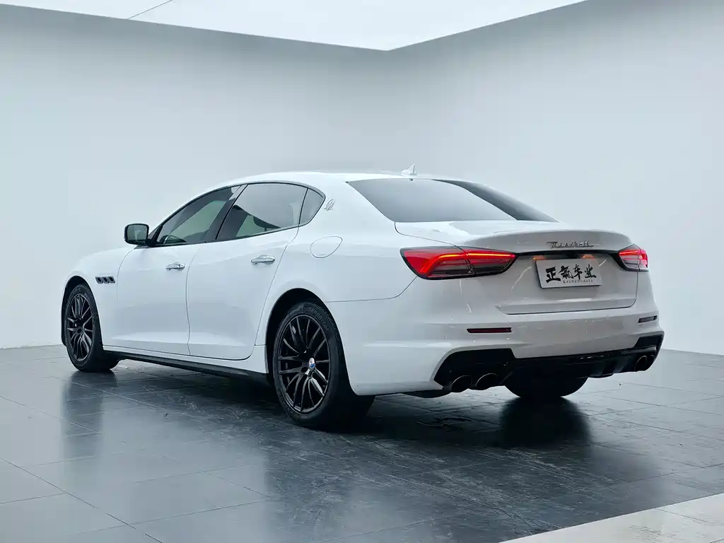 Maserati Quattroporte 2015 — фото 30