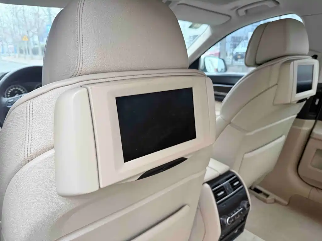 BMW 7 Series 2012 — фото 16