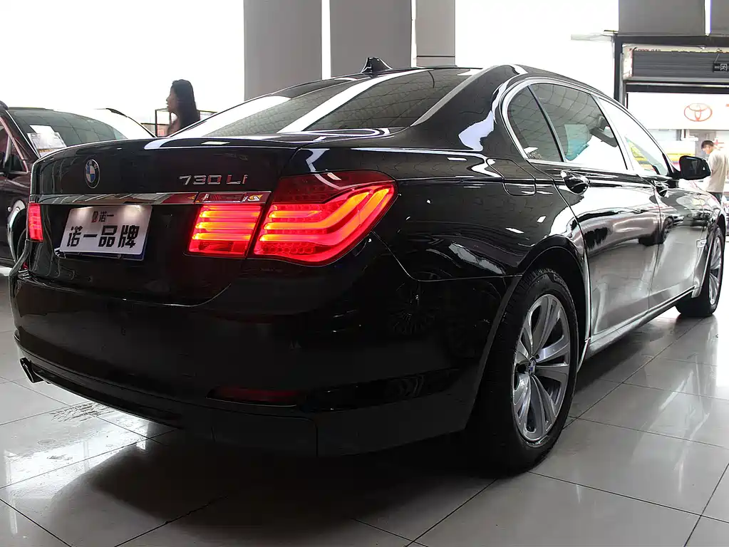 BMW 7 Series 2011 — фото 13