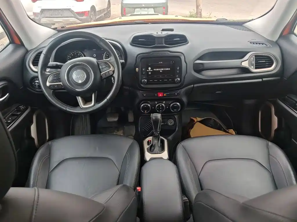 Jeep Renegade 2016 — фото 10