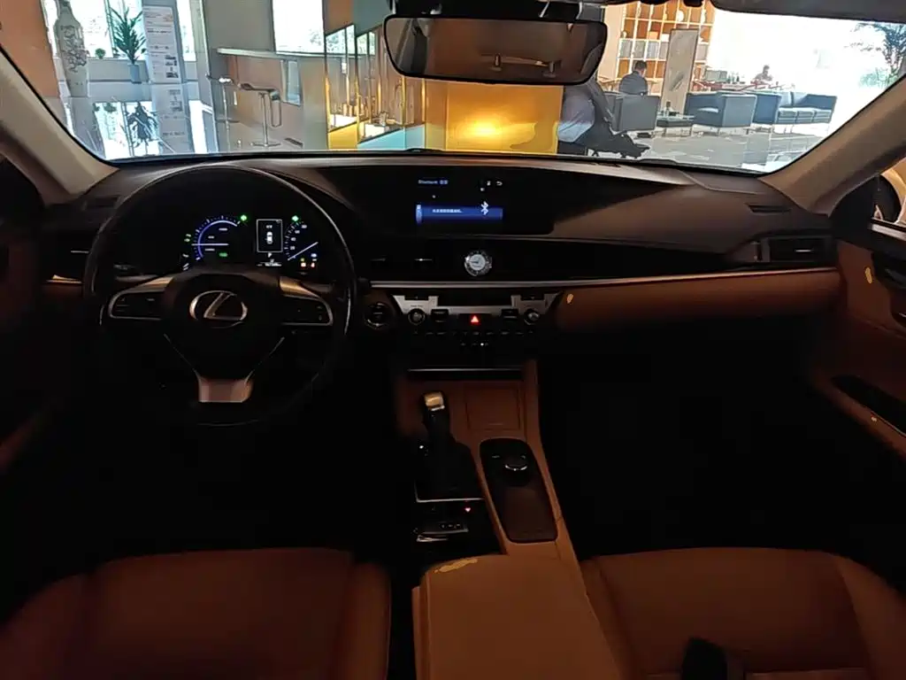 Lexus ES 2016 — фото 10