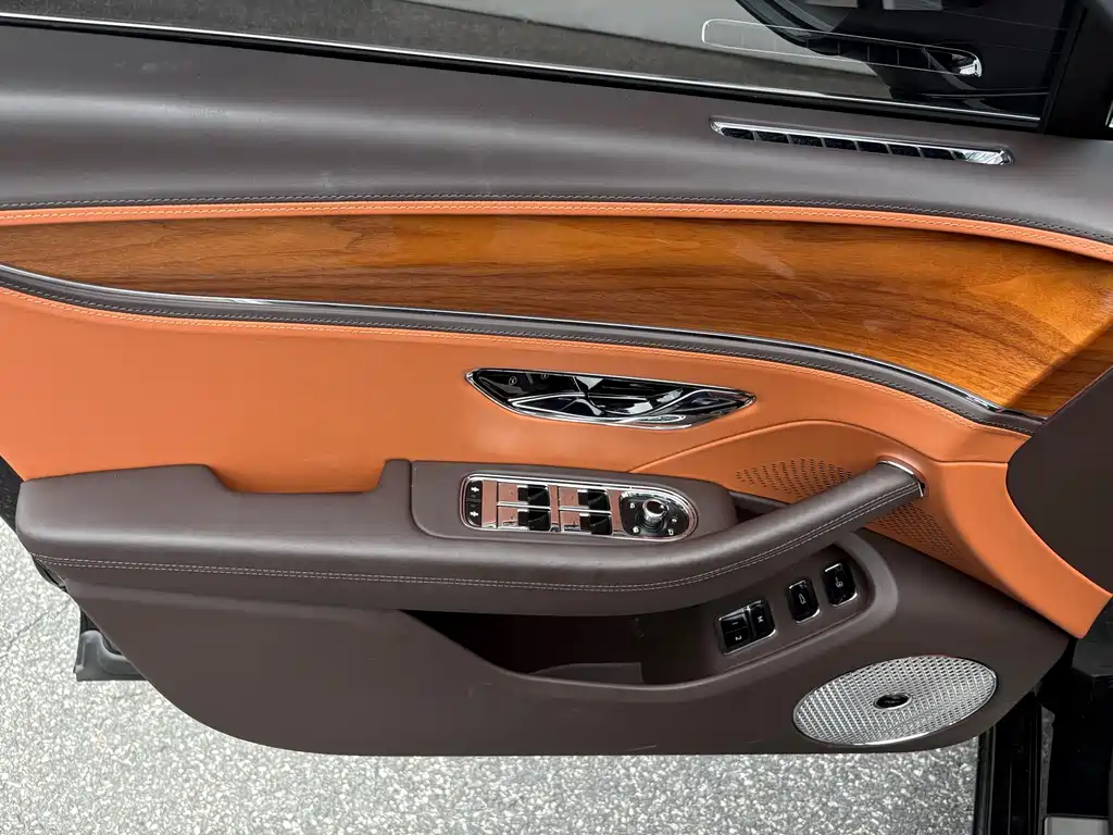 Bentley Flying Spur Plug-In Hybrid 2023 — фото 21
