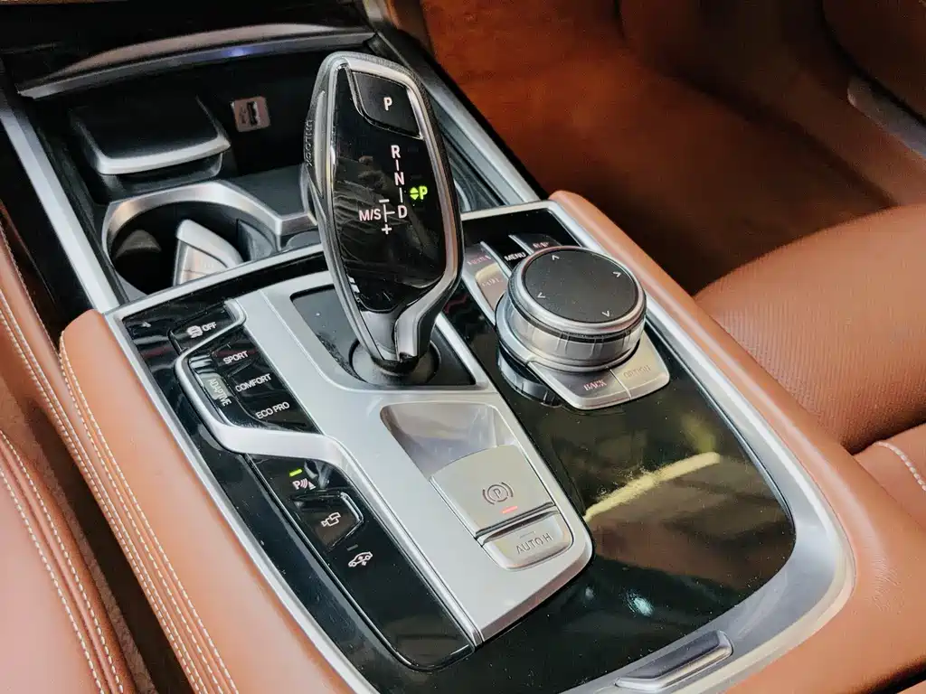 BMW 7 Series 2017 — фото 14