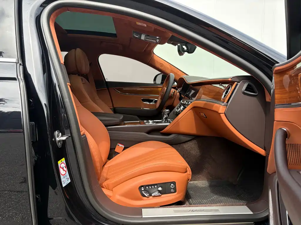Bentley Flying Spur Plug-In Hybrid 2023 — фото 23