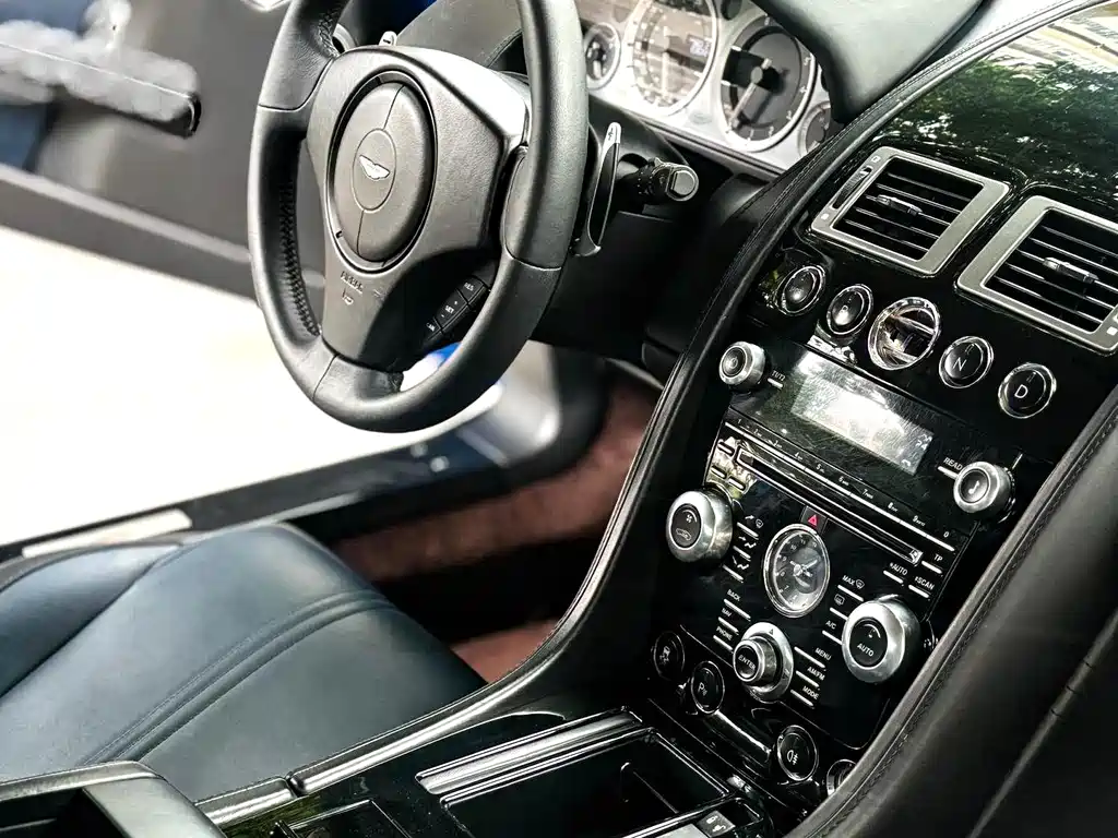 Aston Martin V8 Vantage 2013 — фото 9