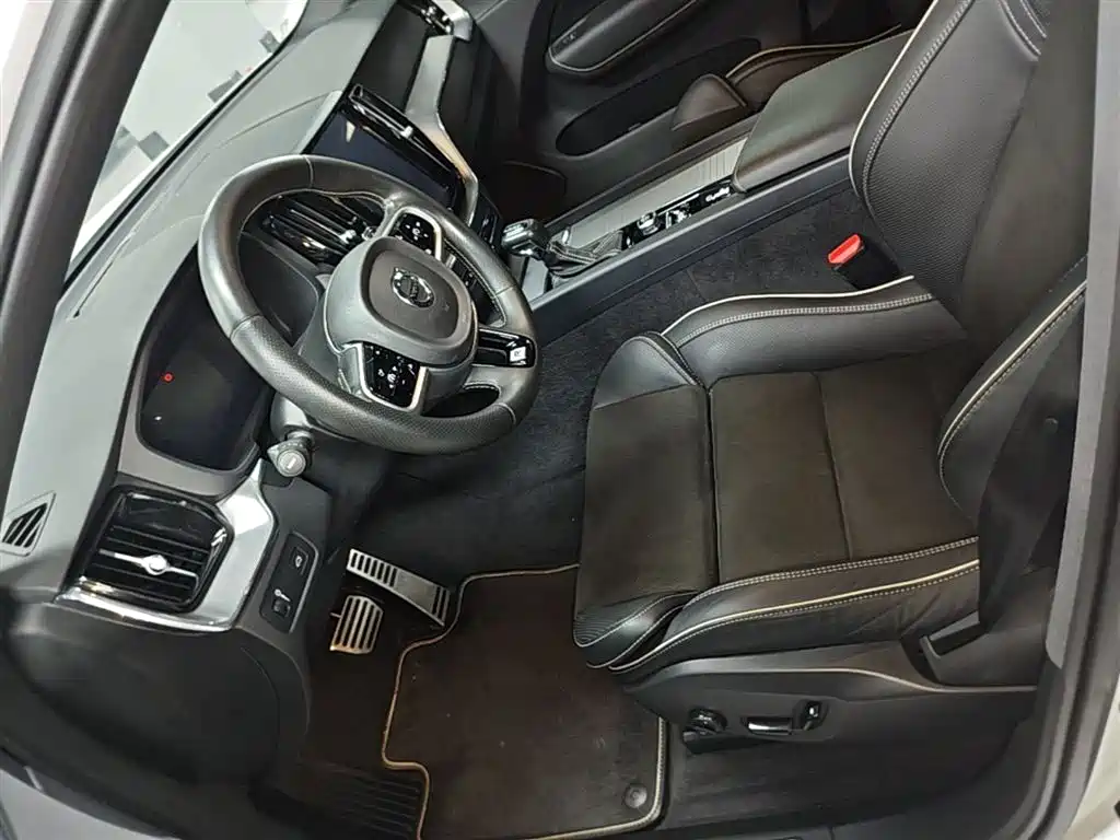 Volvo XC60 2018 — фото 15