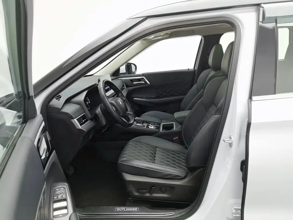 Mitsubishi Outlander 2023 — фото 10