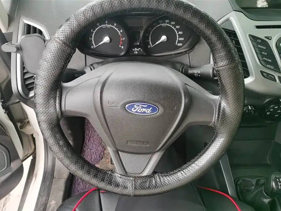 Ford Ecosport 2015 — фото 15