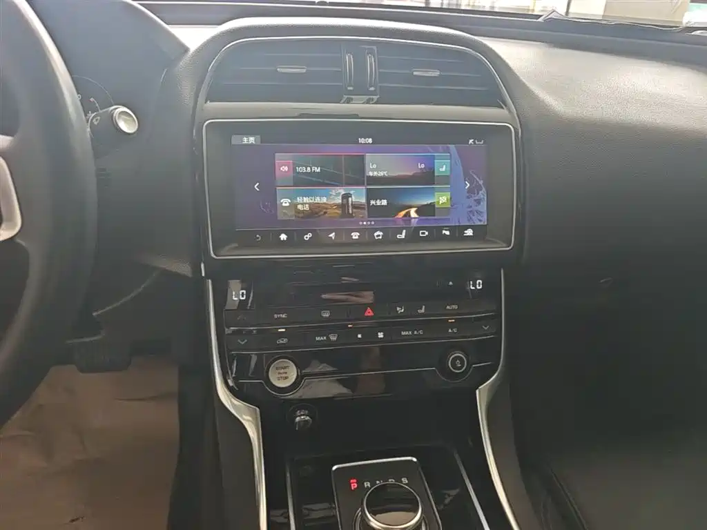 Jaguar XEL 2018 — фото 13