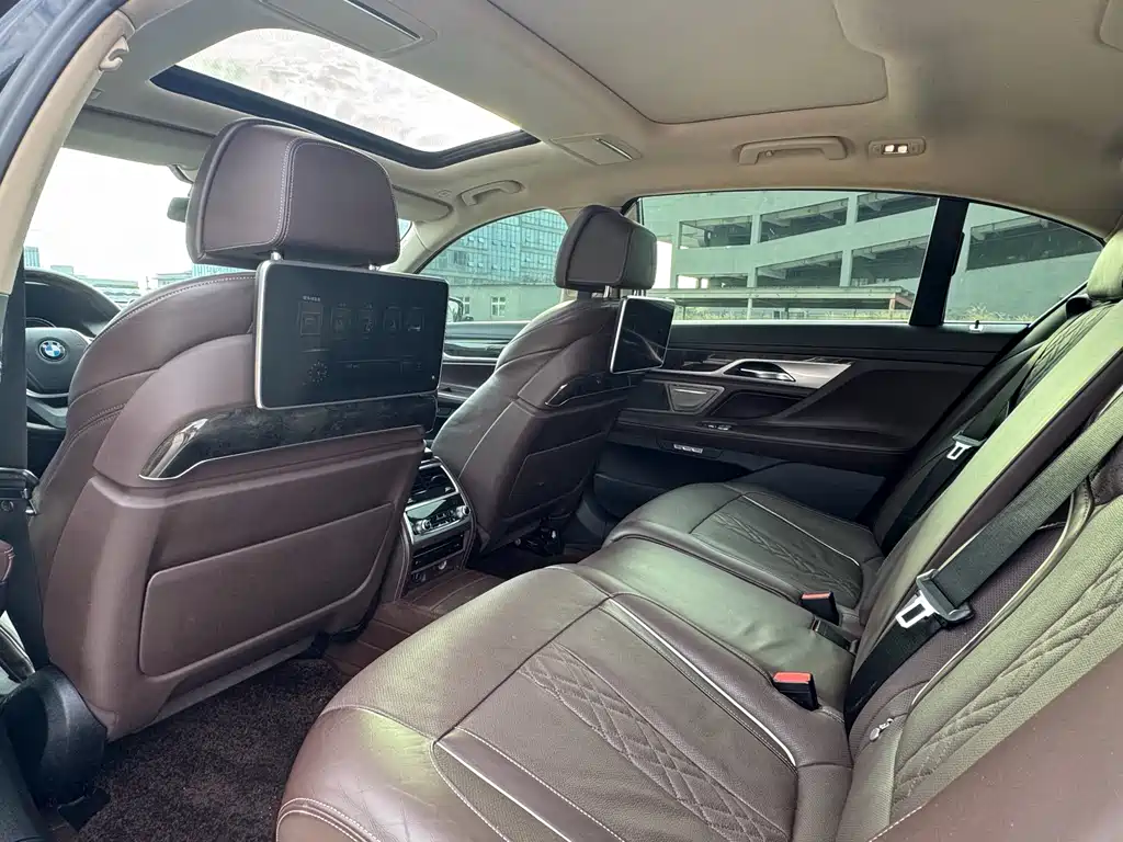 BMW 7 Series 2017 — фото 16