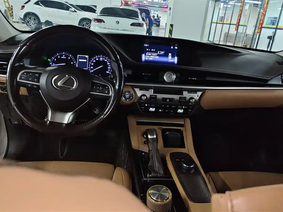Lexus ES 2016 — фото 12