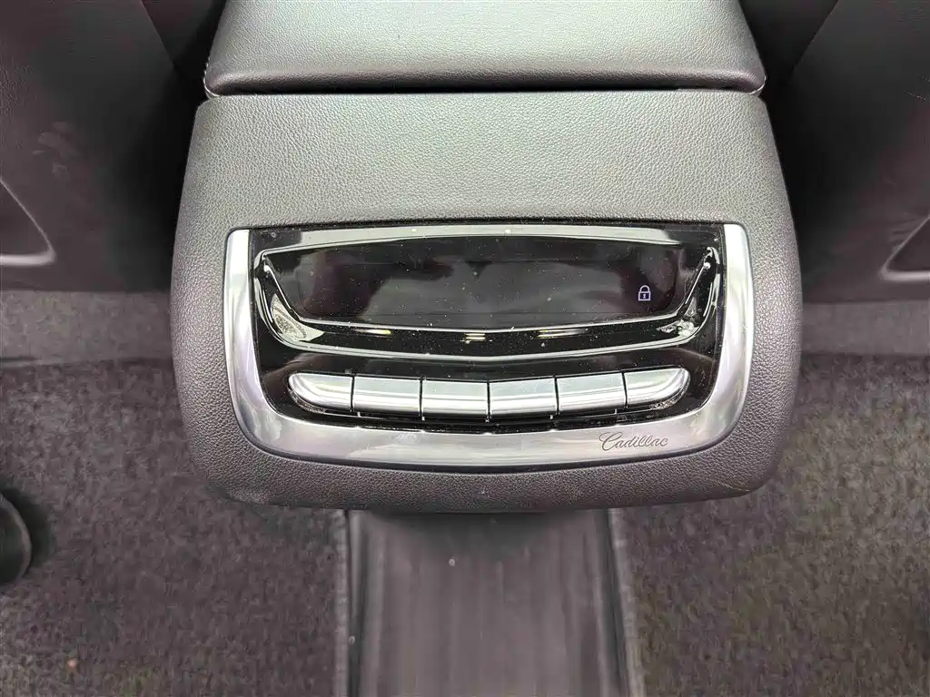 Cadillac XT6 2021 — фото 11