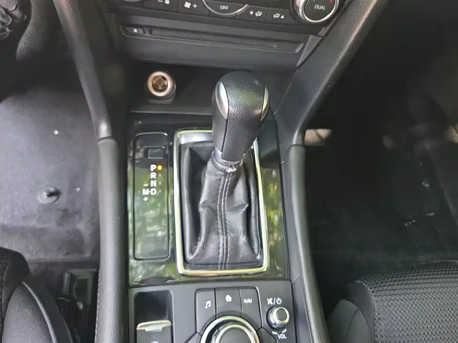 Mazda 3 Axela 2017 — фото 16