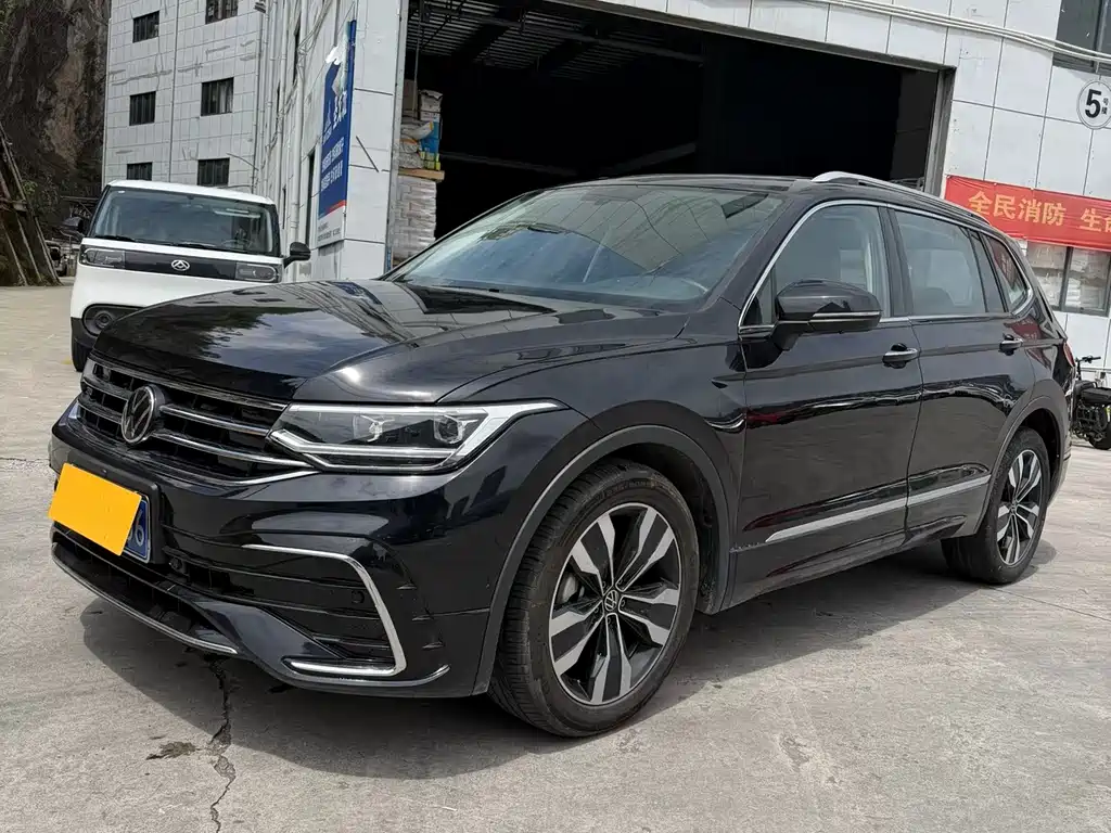 Volkswagen Tiguan L 2022 — фото 1