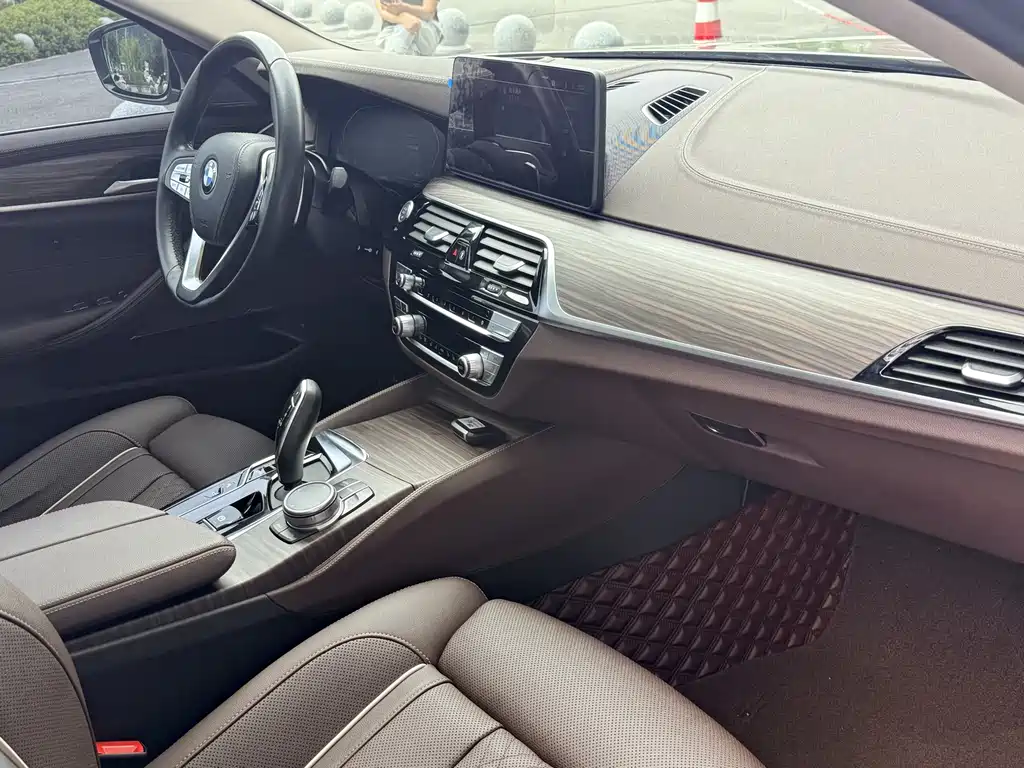 BMW 5 Series 2020 — фото 11