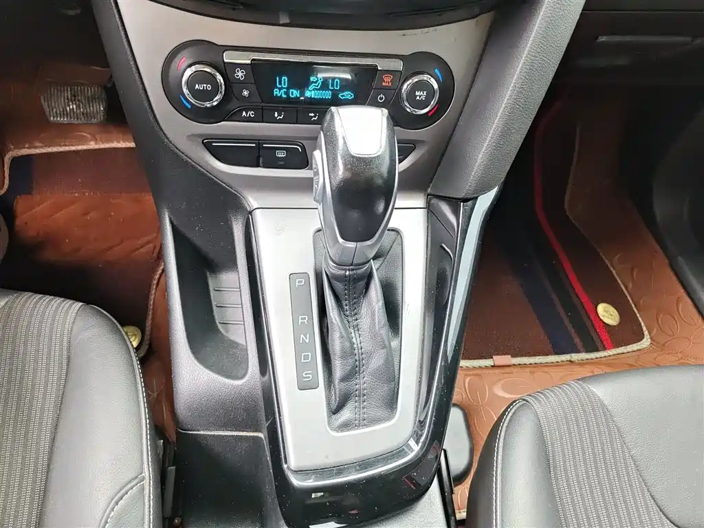 Ford Focus 2015 — фото 10