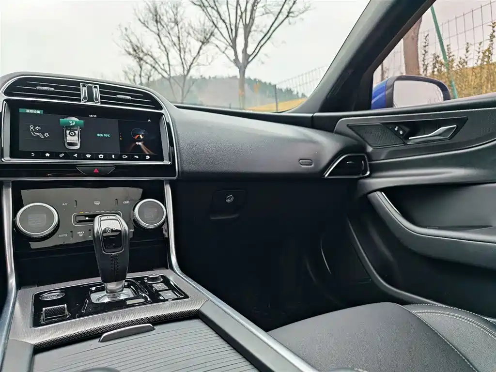 Jaguar XEL 2020 — фото 14