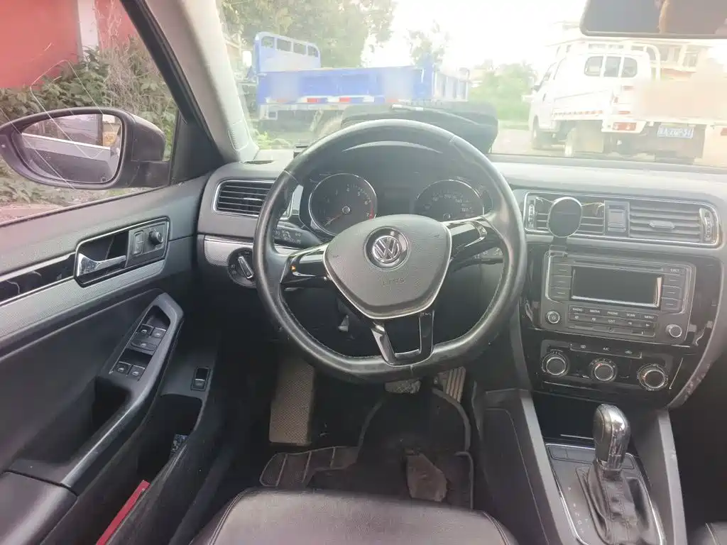 Volkswagen Sagitar 2015