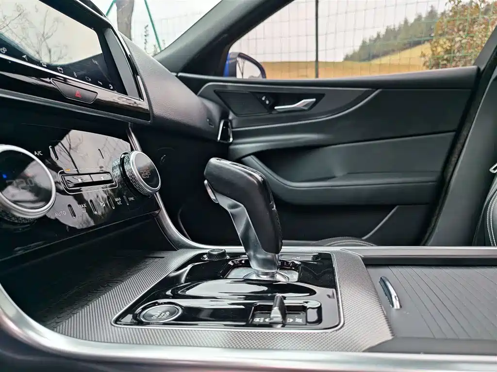 Jaguar XEL 2020 — фото 17