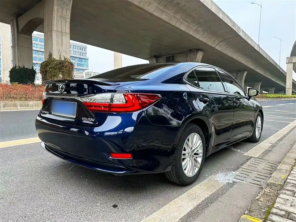 Lexus ES 2017 — фото 22