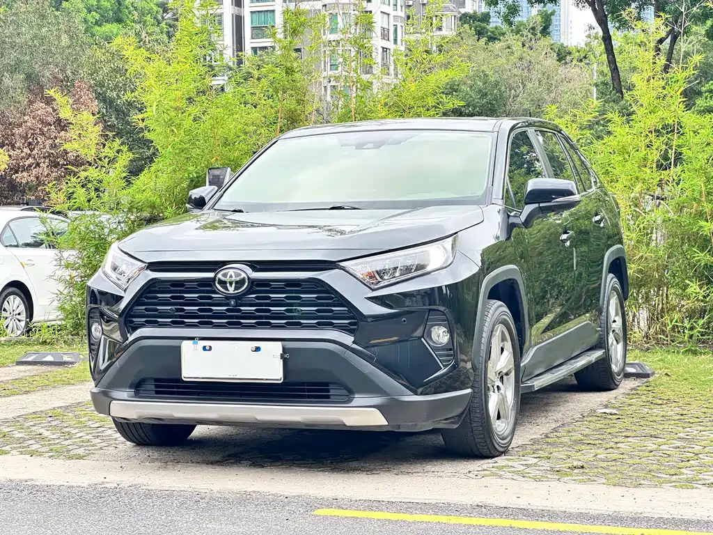 Toyota RAV4 2021 — фото 1