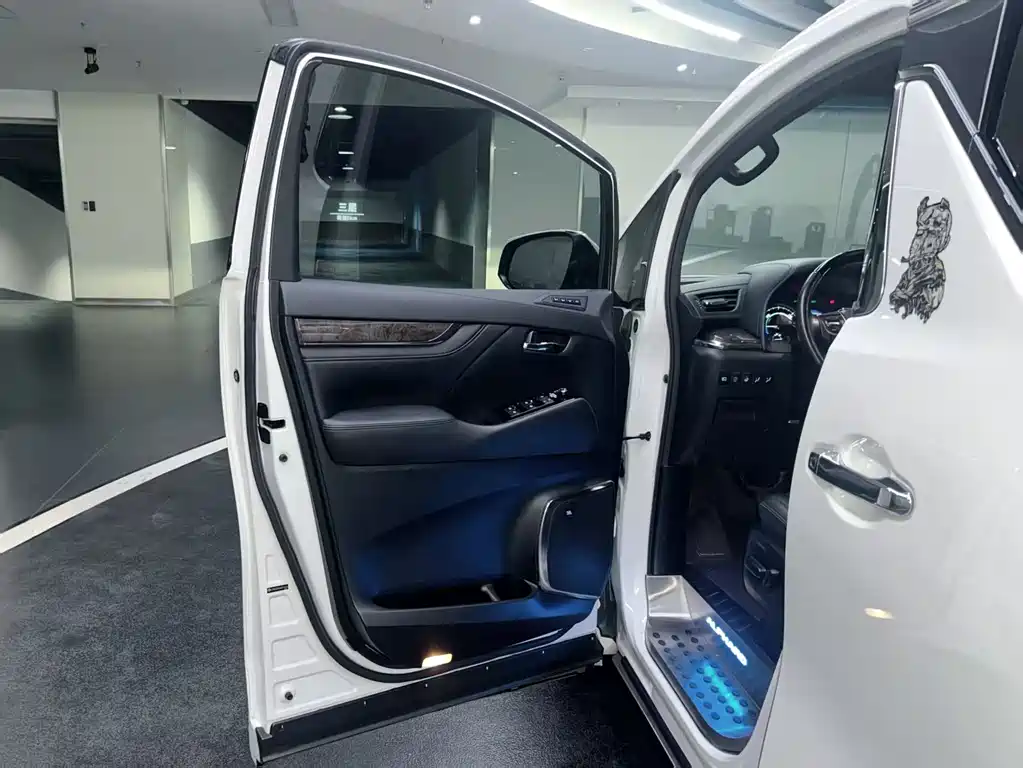 Toyota Alphard 2020 — фото 13
