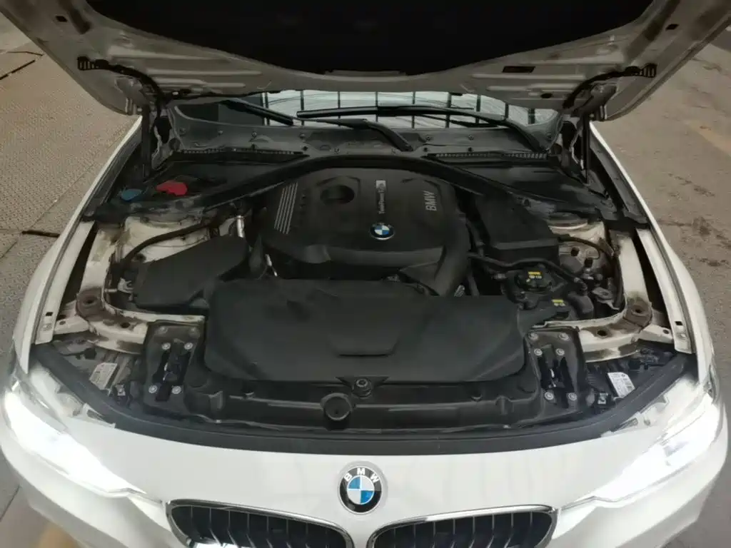 BMW 3 Series 2018 — фото 20
