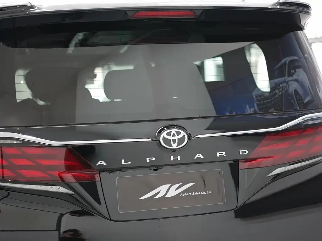 Toyota Alphard — фото 12