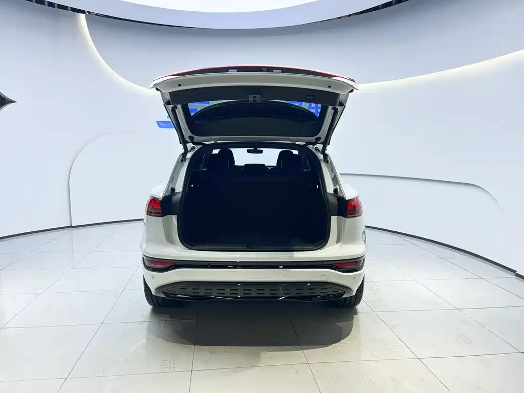 Audi Q6L e-tron 2025 — фото 6