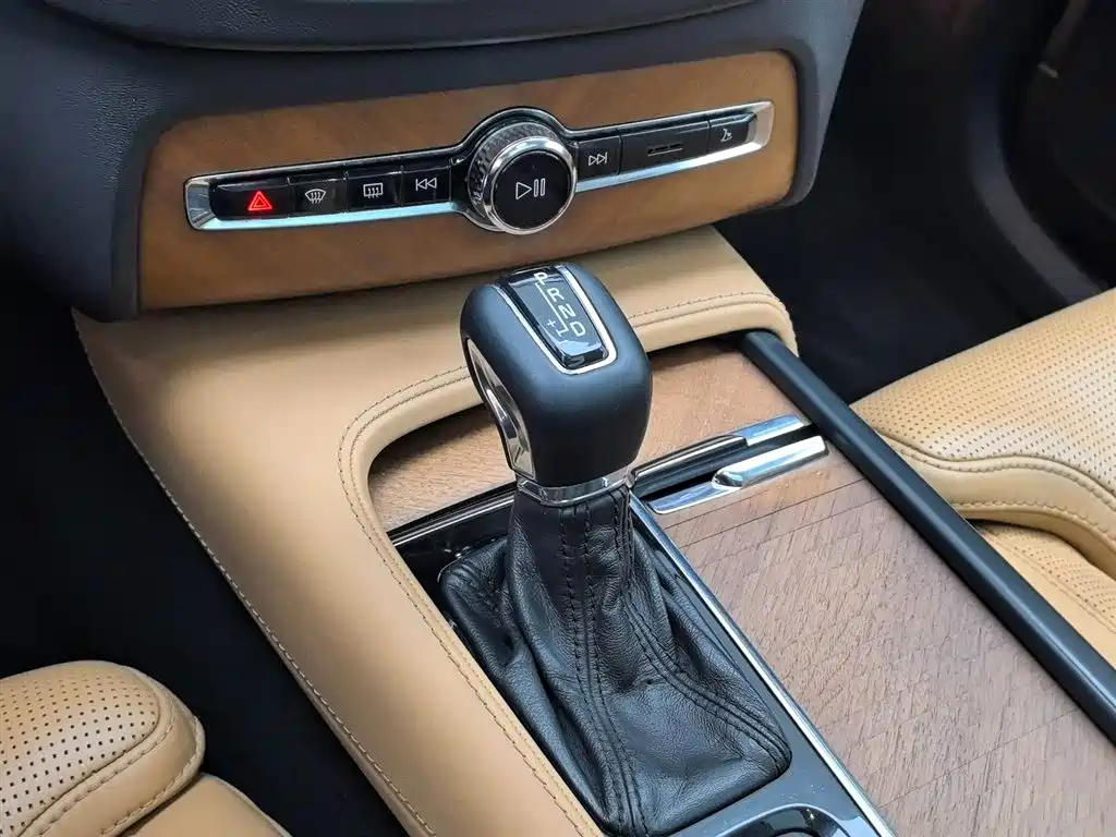 Volvo XC90 2017 — фото 12