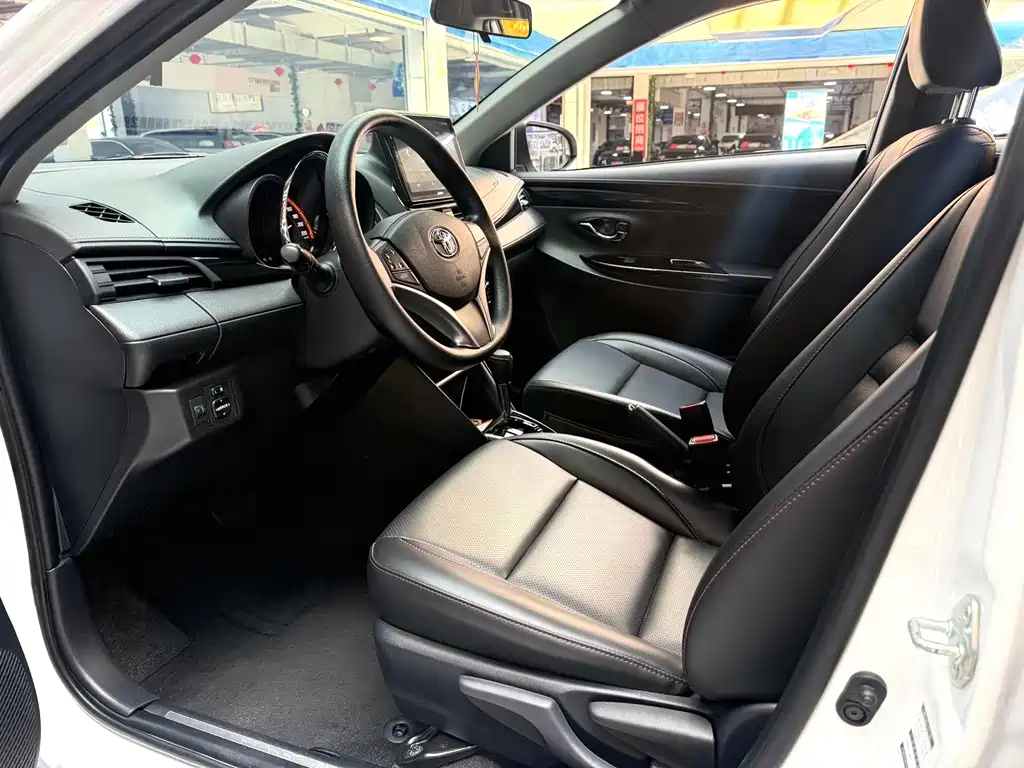 Toyota Yaris L 2022 — фото 3