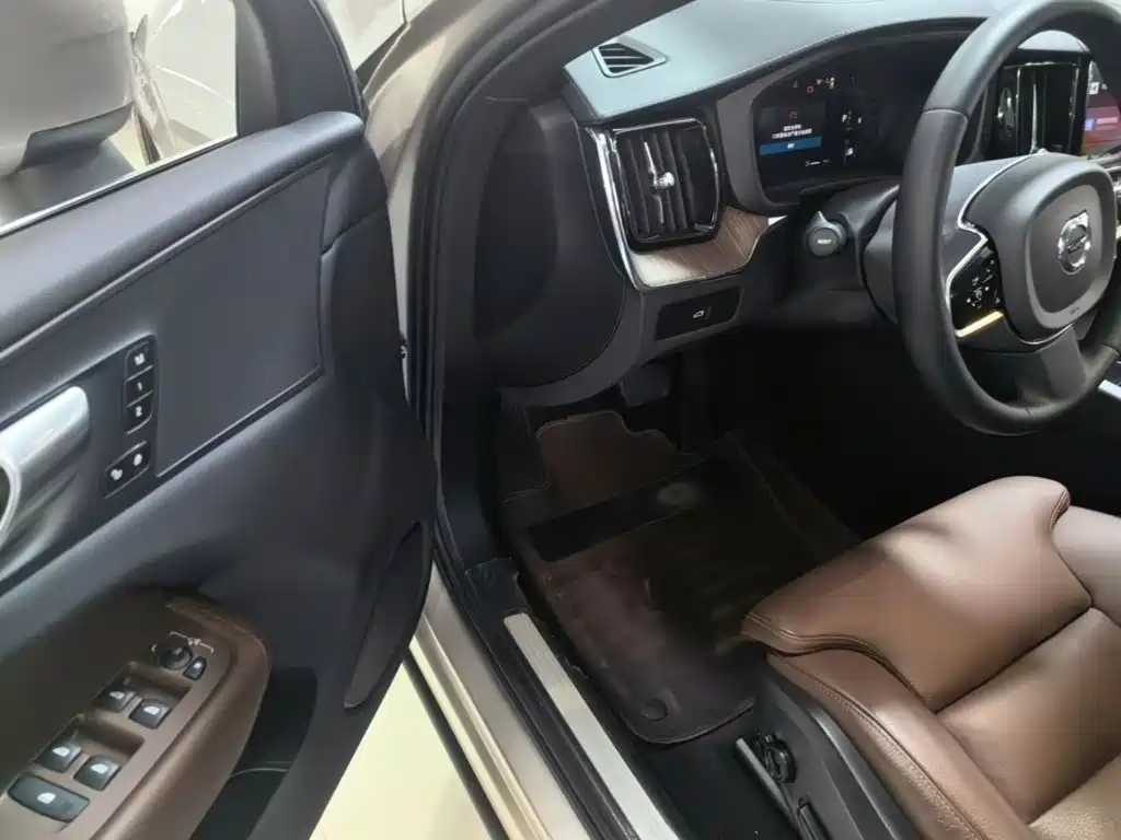 Volvo XC60 2023 — фото 16