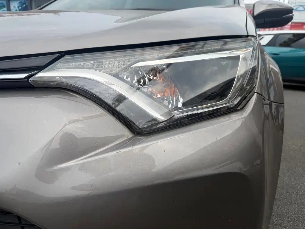 Toyota RAV4 2018 — фото 2