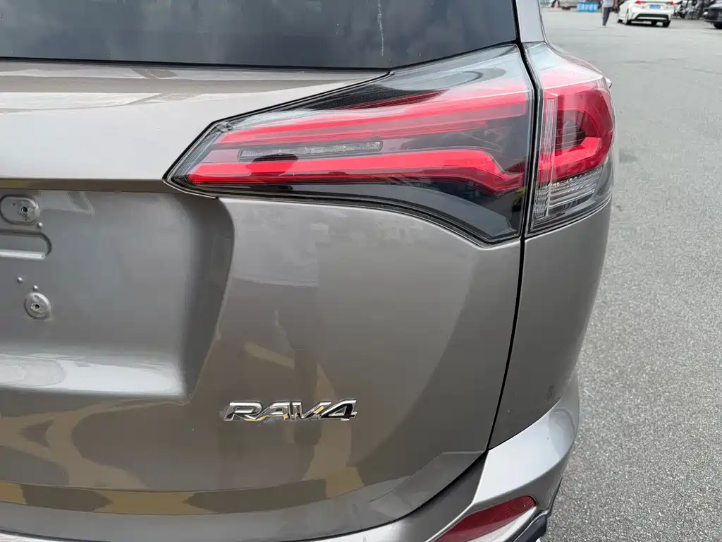 Toyota RAV4 2018 — фото 10
