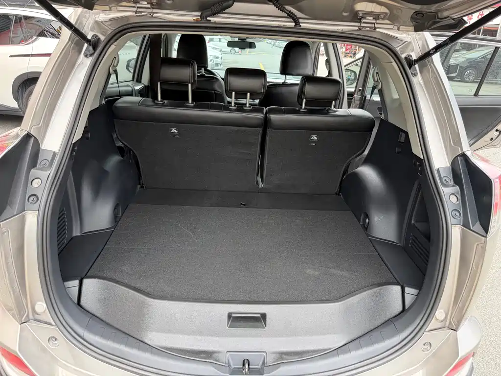 Toyota RAV4 2018 — фото 21