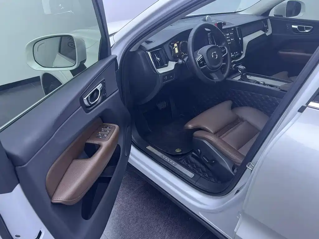 Volvo XC60 2018 — фото 14
