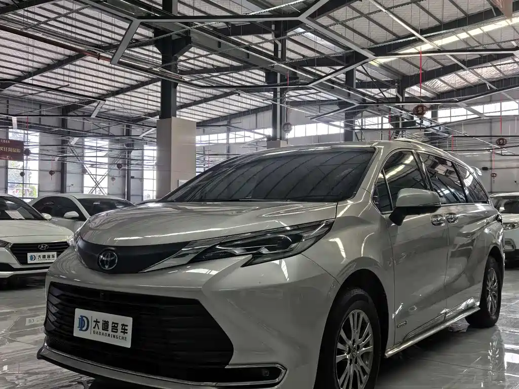 Toyota Sienna 2022 — фото 1