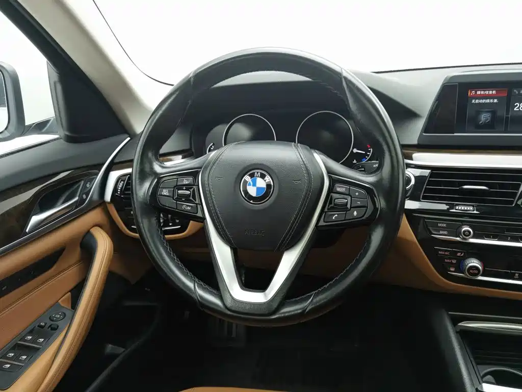 BMW 5 Series 2017 — фото 11
