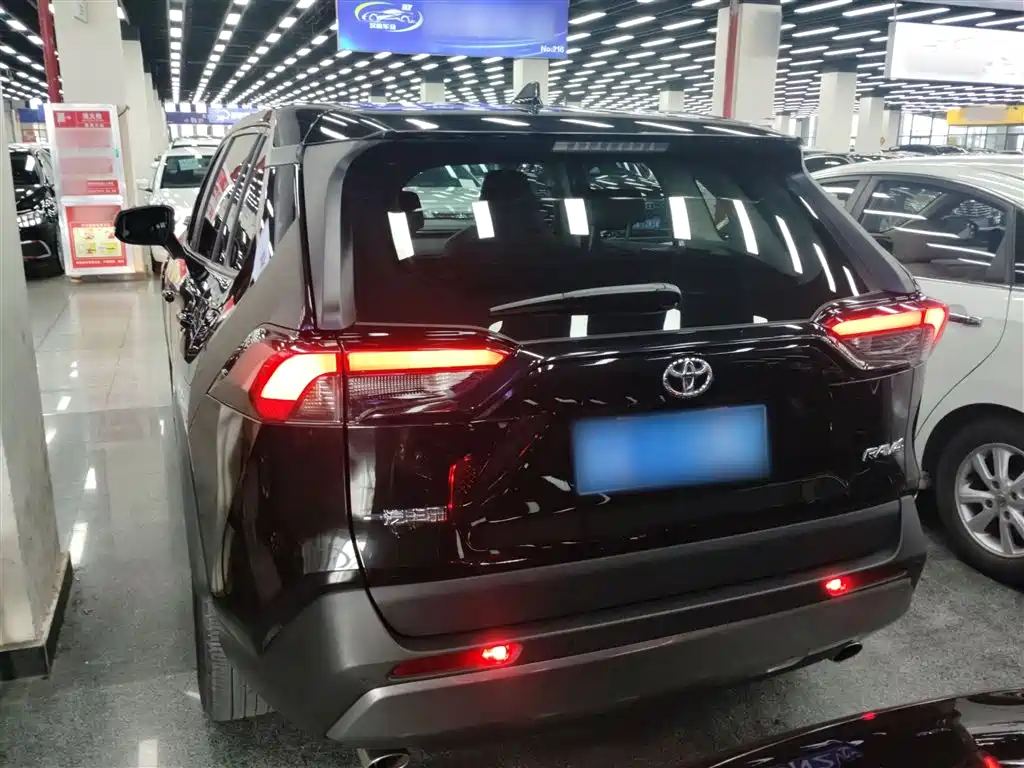 Toyota RAV4 2021 — фото 6