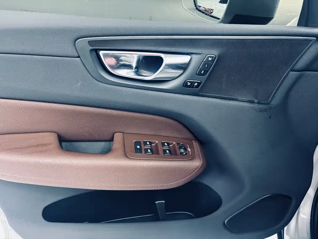 Volvo XC60 2021 — фото 14