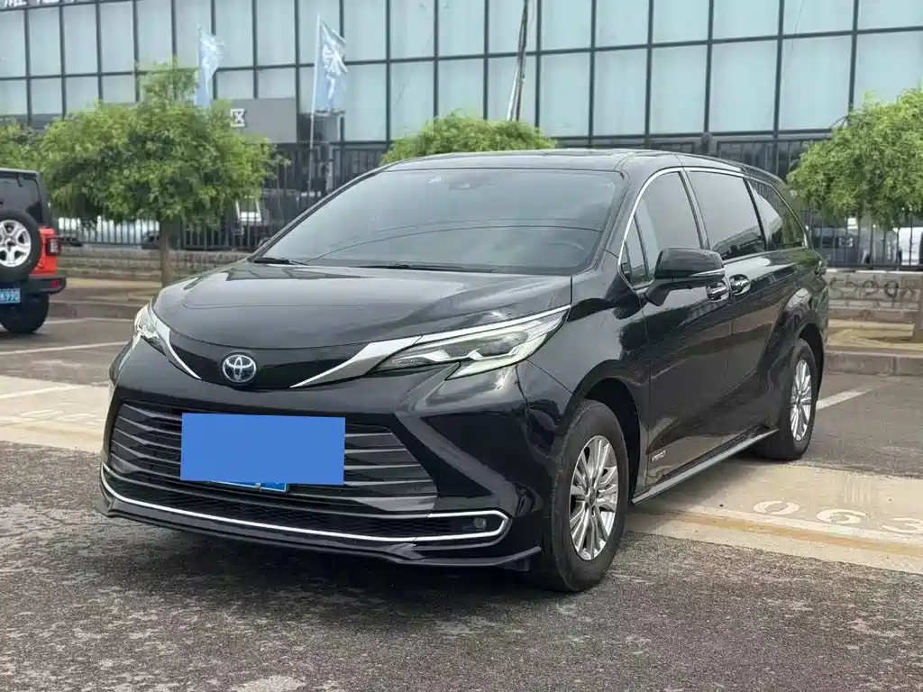 Toyota Sienna 2022 — фото 1