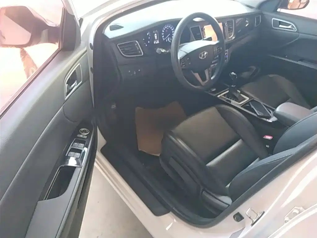 Hyundai Mistra 2015 — фото 16