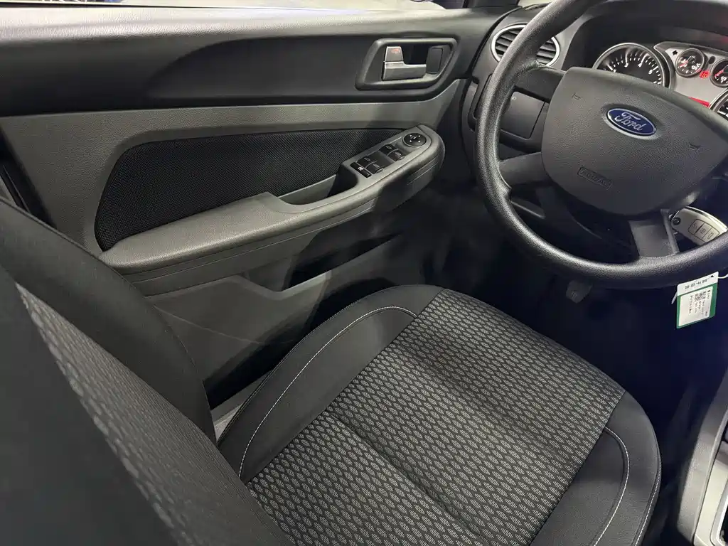 Ford Focus 2016 — фото 16