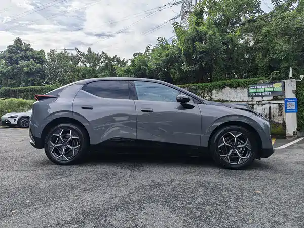 Lynk & Co Z20 2024