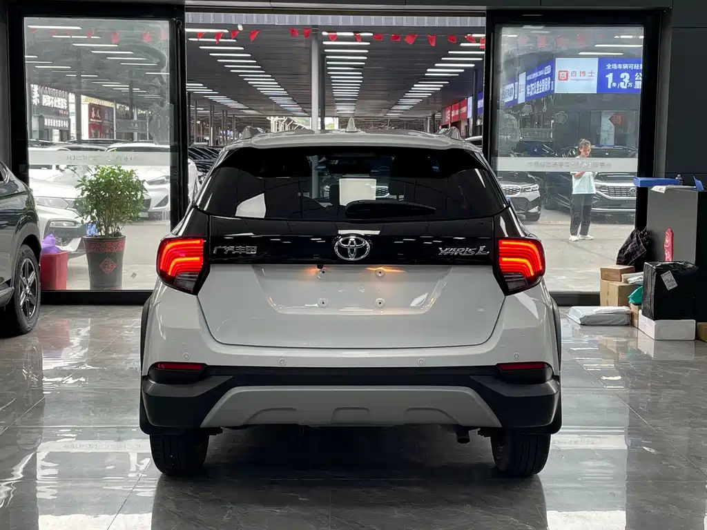 Toyota Yaris L 2022 — фото 15