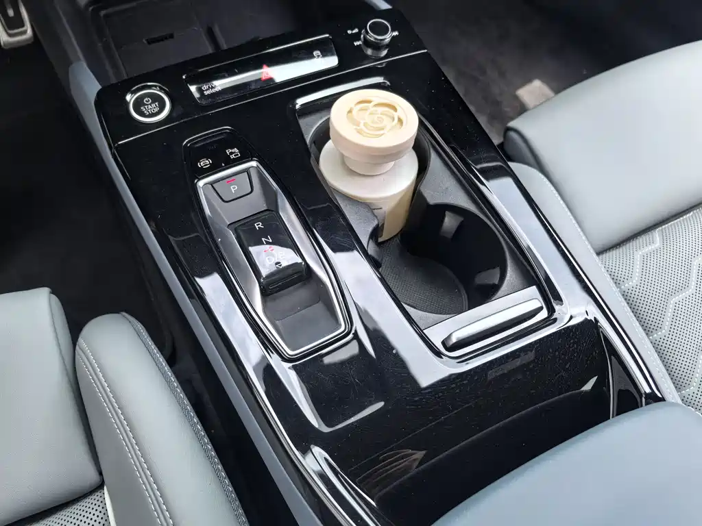 Audi Q6L e-tron 2025 — фото 10