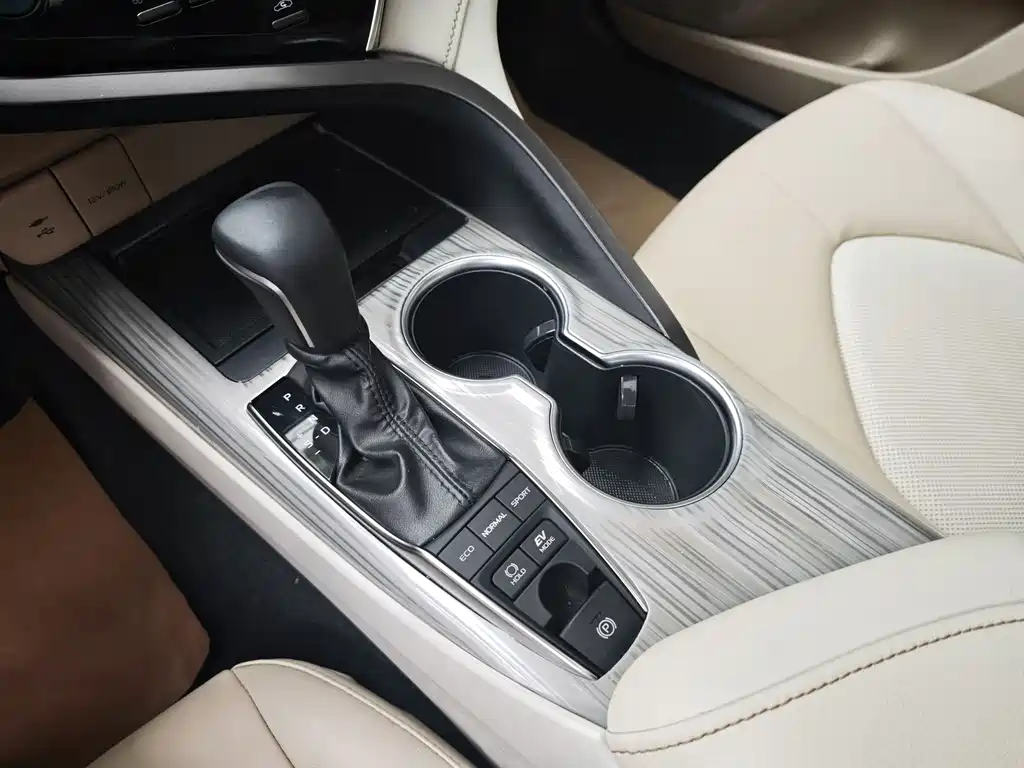 Toyota Camry 2019 — фото 25