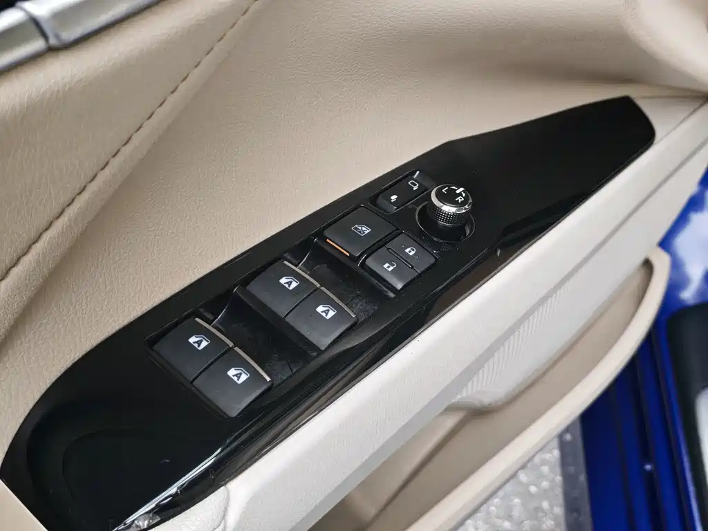Toyota Camry 2019 — фото 26