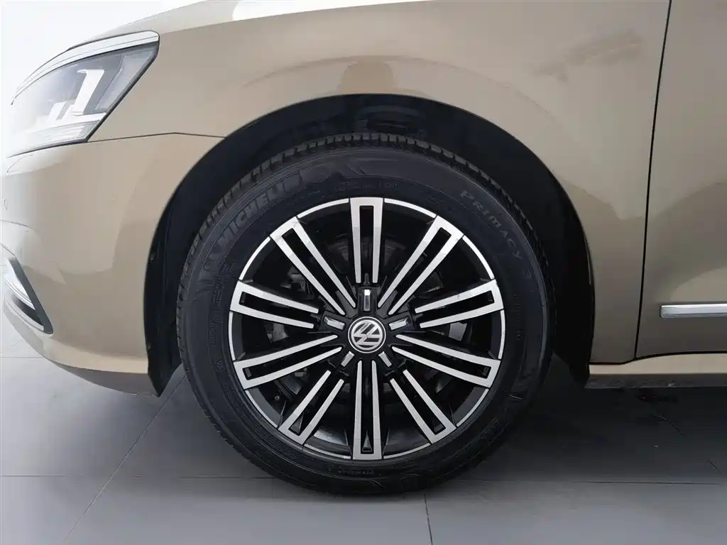 Volkswagen Passat 2017 — фото 17
